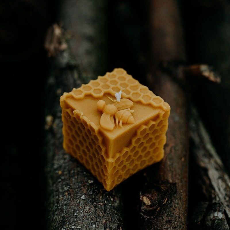 swieca_kostka_z_pszczola-min